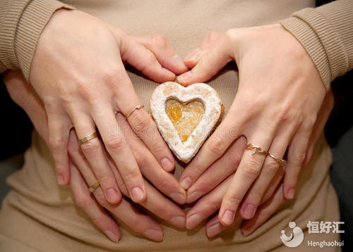 孕婦在睡覺時胎寶寶會做的事，網友：太可愛了！